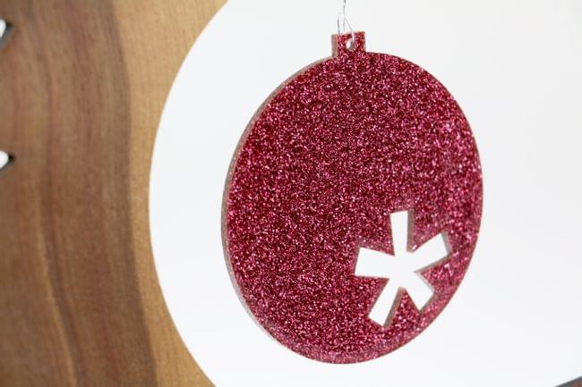 Bola de Navidad hecha de láminas de acrílico