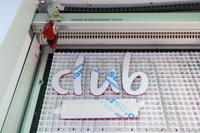Lavorazione laser lettering in acrilico