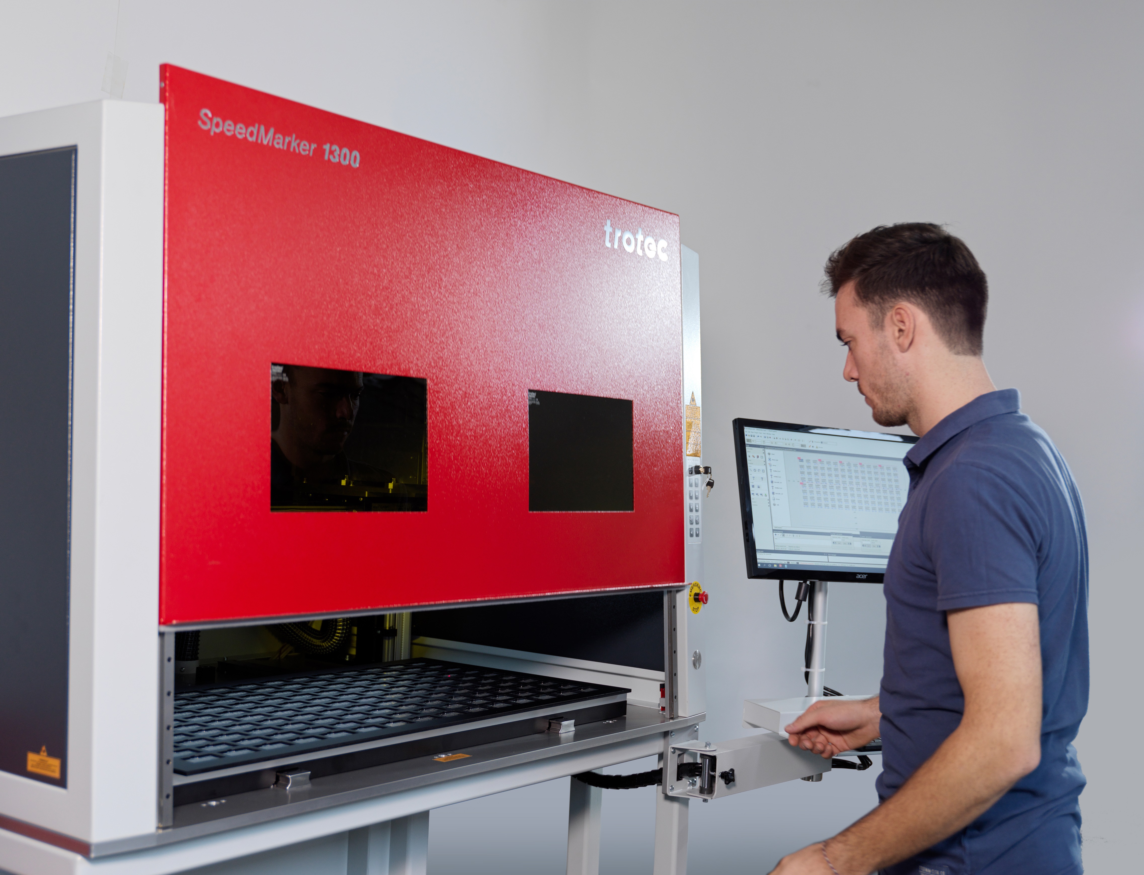 Elektrycznie otwierane drzwi w SpeedMarker 700 i 1300 | Trotec Laser