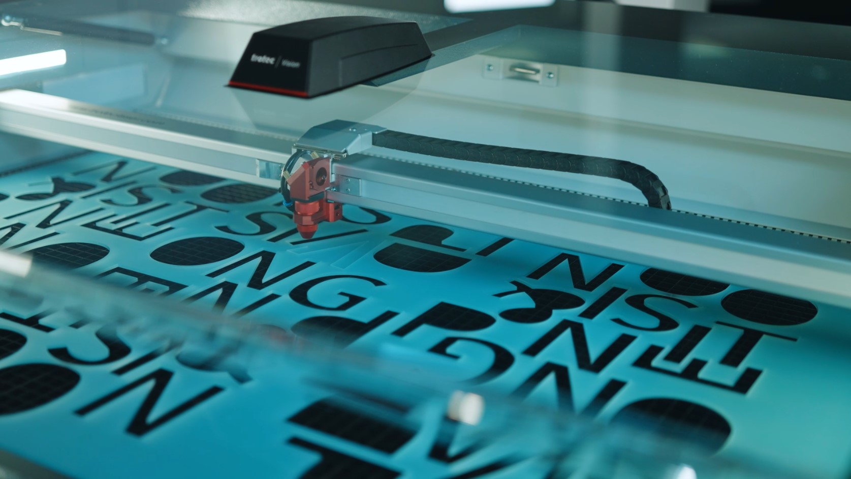 Trotec Laserschneider der Speedy-Serie mit Ruby Software zum Schneiden individueller Buchstabenschablonen