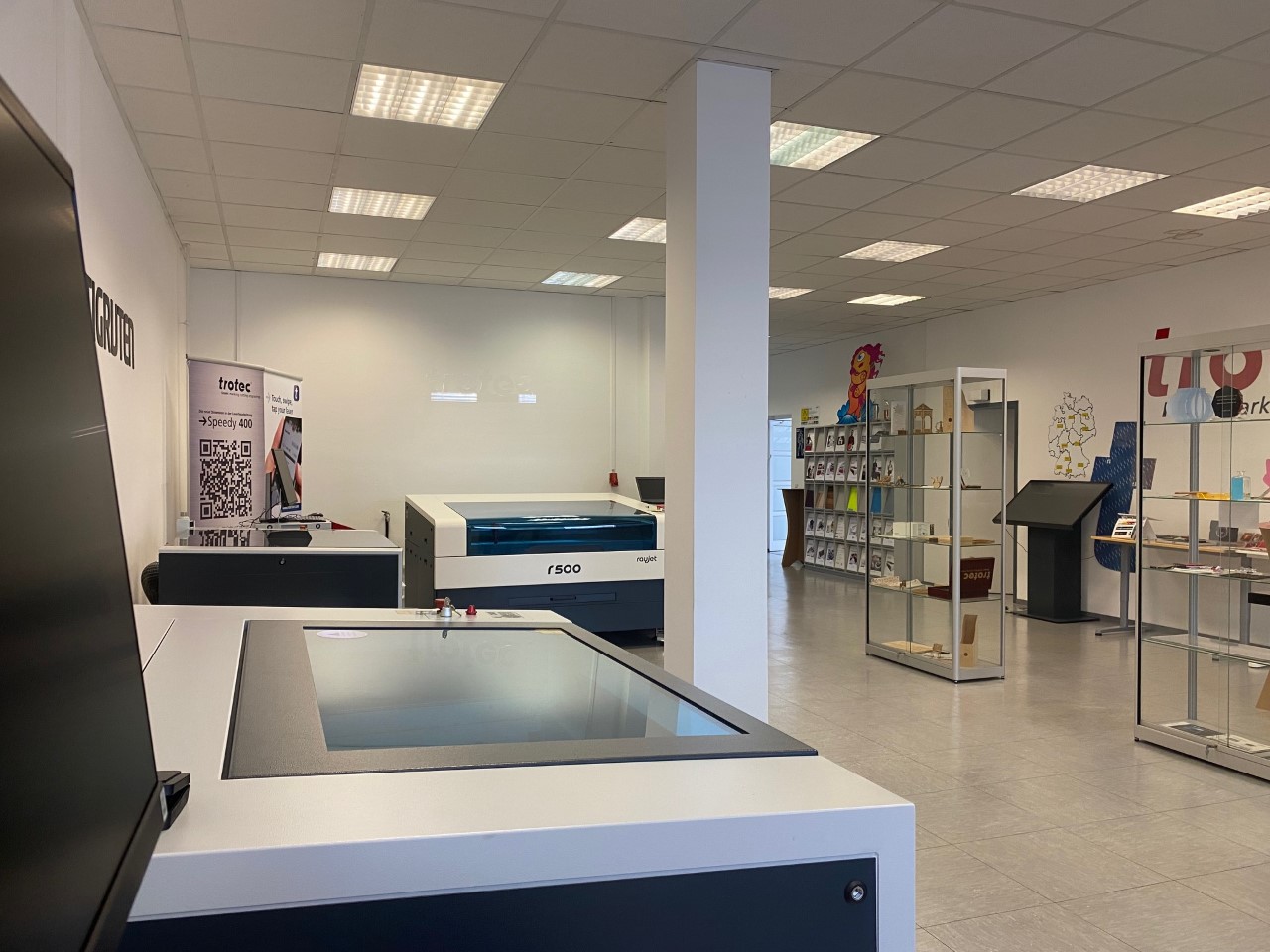 Trotec Speedy 400 und R500 Laserschneider in modernem Showroom ausgestellt