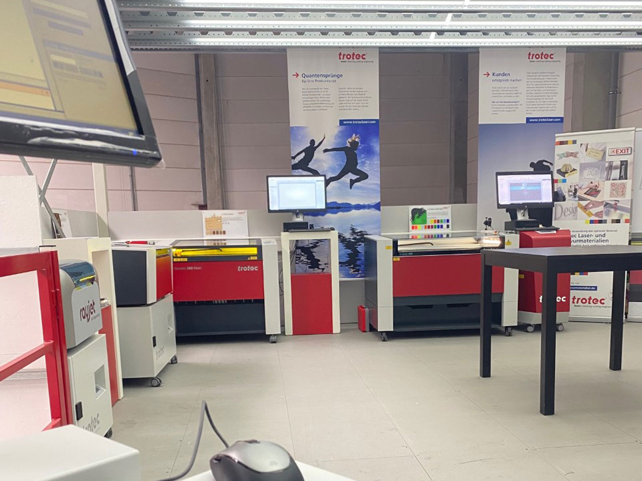 Trotec Showroom mit Laserschneidern der Speedy-Serie mit Ruby Software und Gravur-Materialien