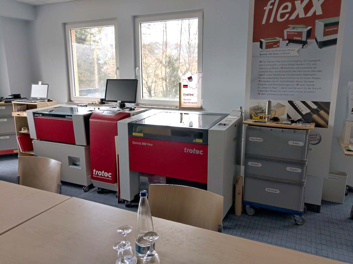 Trotec Speedy 360 flexx CO₂ Lasergravierer in einem Vorführraum mit Ruby Software Workstation