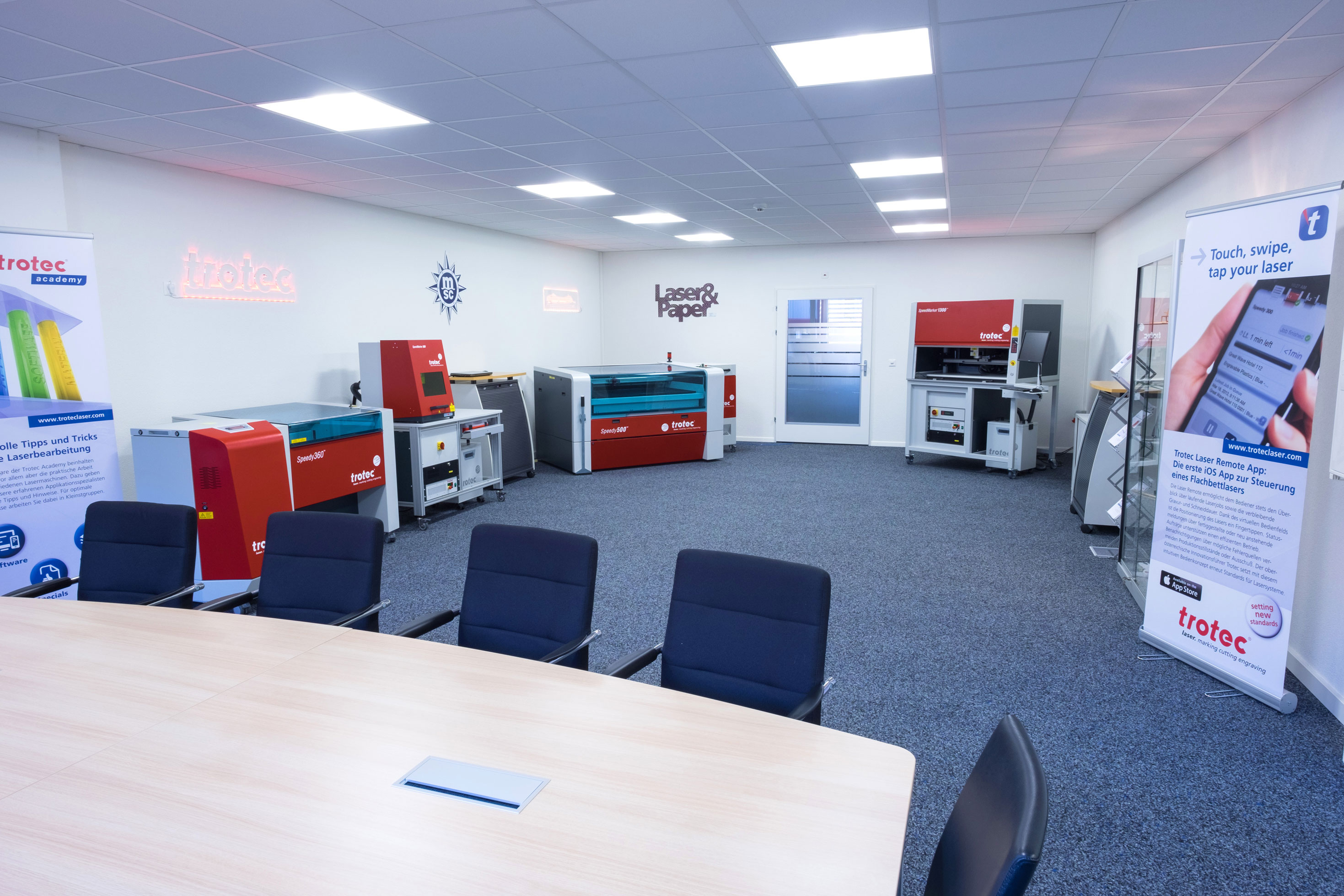 Trotec Demo-Raum mit Laserschneidern der Speedy-Serie CO₂ und Ruby Software-Banner