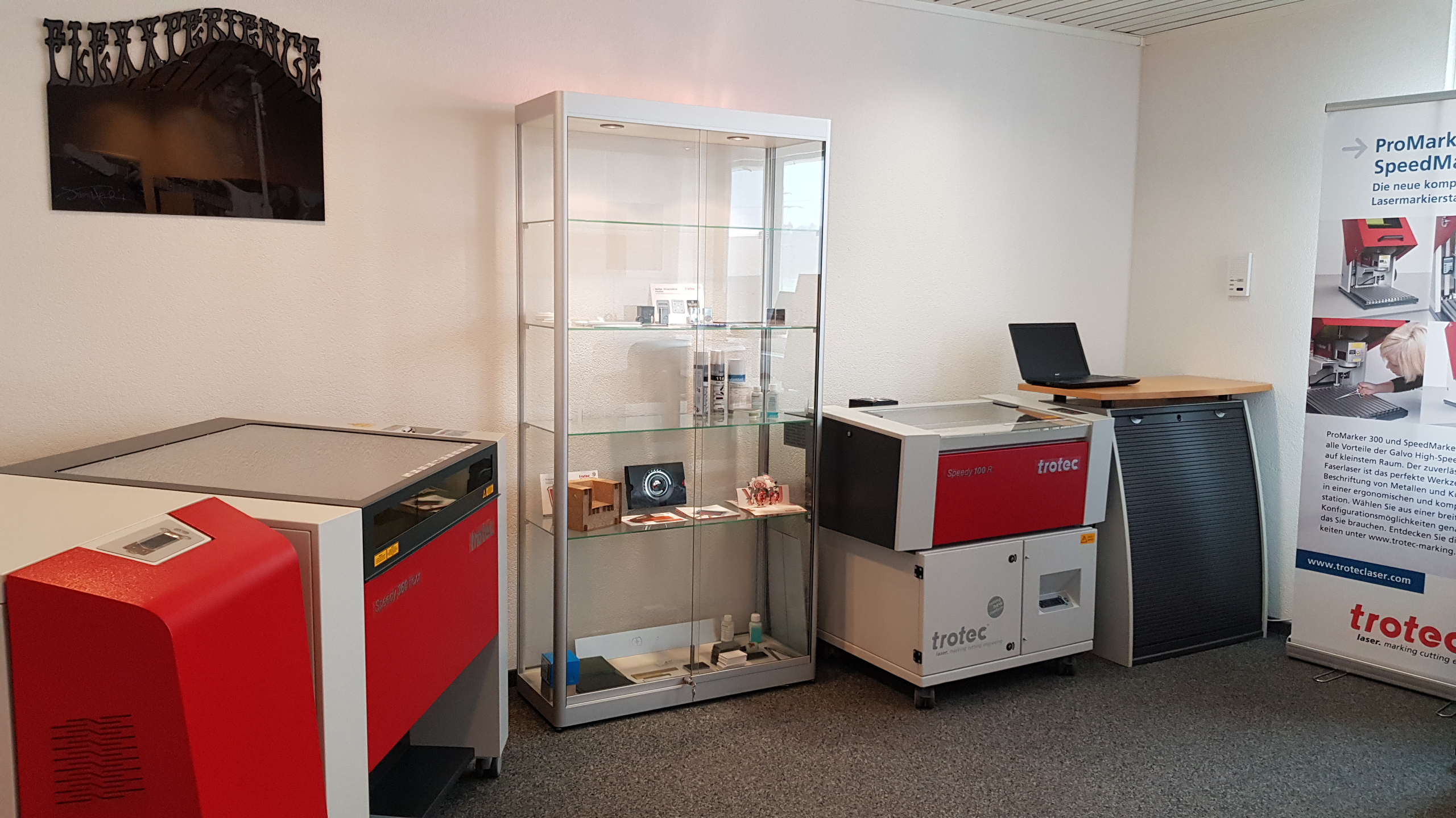 Trotec Speedy 100 R CO₂ Lasergraviermaschinen im Vorführraum ausgestellt