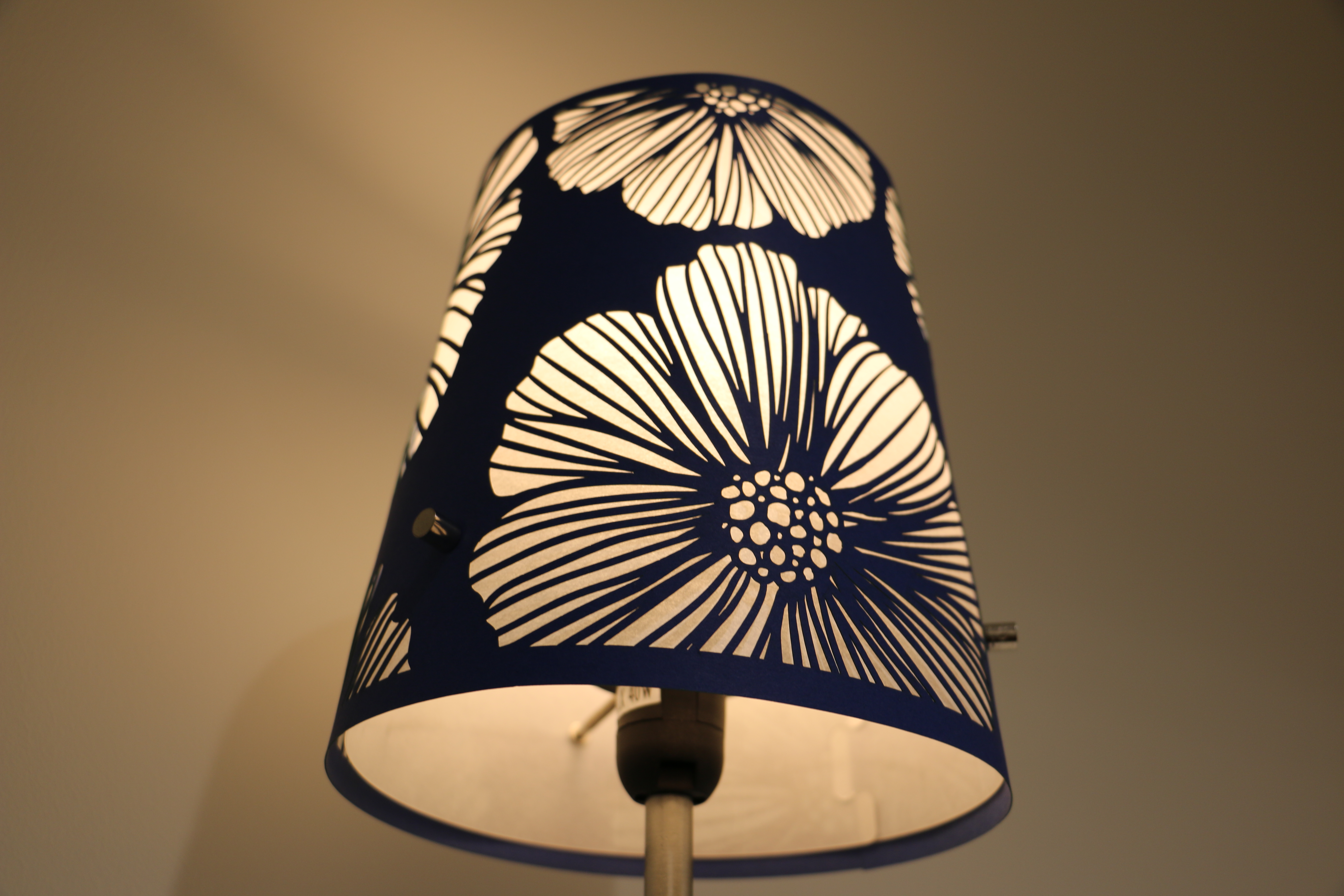 Laser-cut a paper table lamp