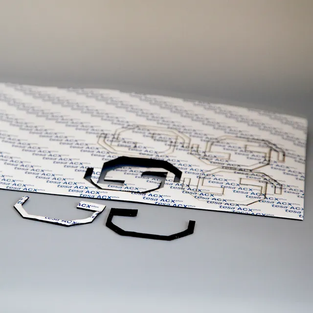 Acrylformen mit Trotec CO₂ Laserschneider auf Tesa ACXplus Klebefolie geschnitten