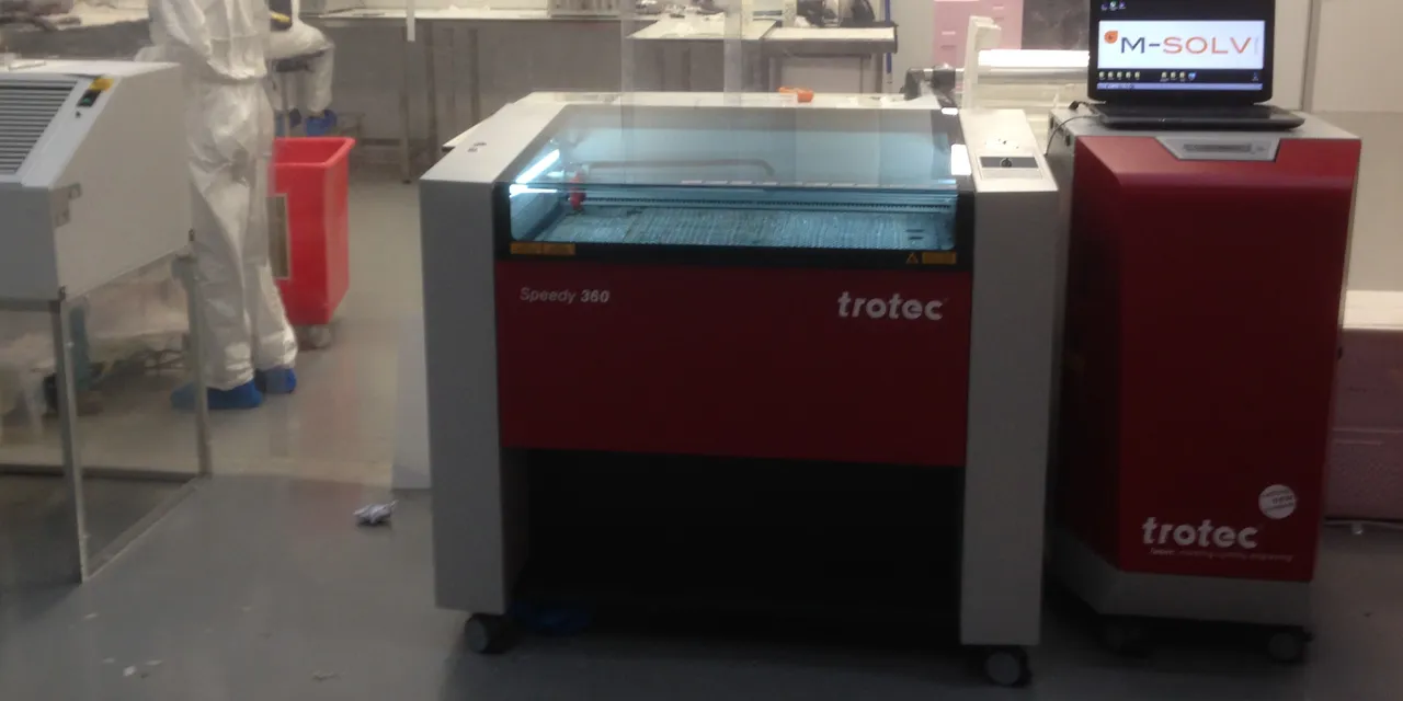 Trotec Speedy 360 CO₂ Laserschneider im Einsatz in einer Reinraum-Laborumgebung