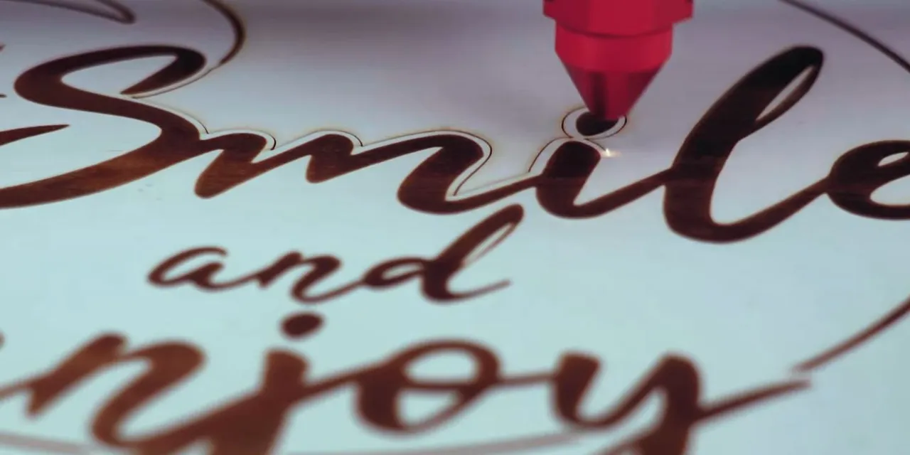 Trotec Laser cutter gravure Smile and Enjoy design sur bois avec CO₂ laser précis.
