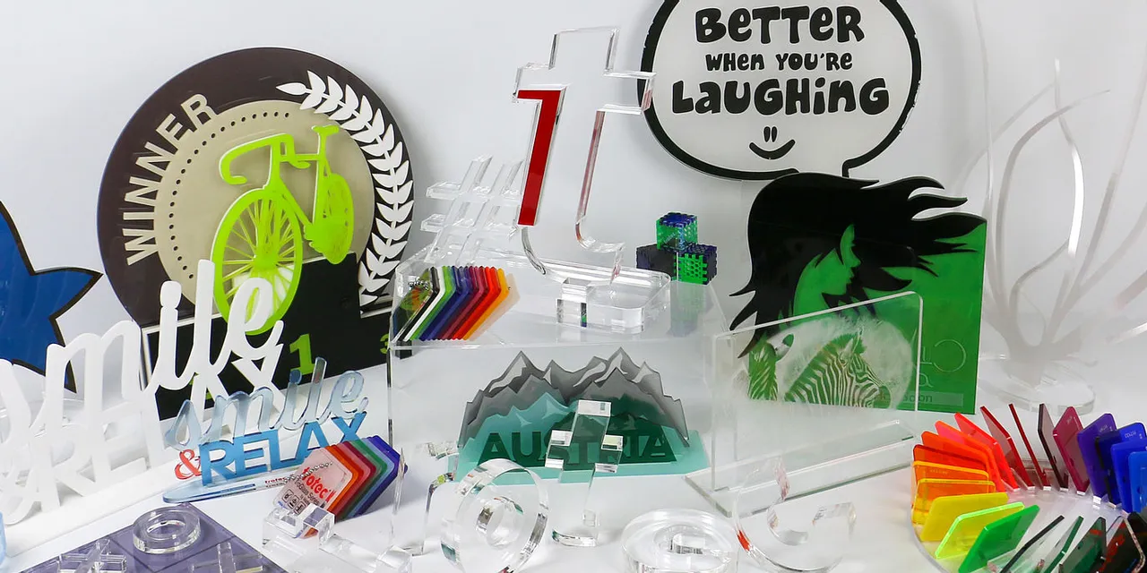 Placas de acrílico e displays coloridos criados com a máquina de corte e gravação a laser da Trotec