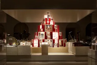 トロテックのレーザーカッターで彫刻を施したイルミネーションギフトボックスの店頭ディスプレイ