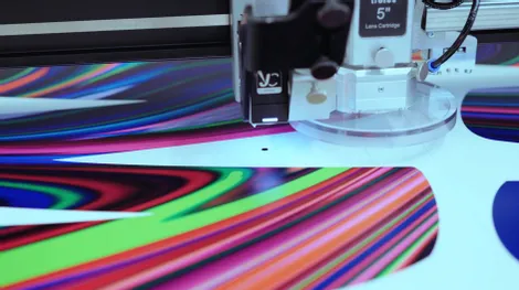 鮮やかな印刷材料に精密なカットラインの切断を行う、5''レンズヘッド付きトロテック・レーザーカッター