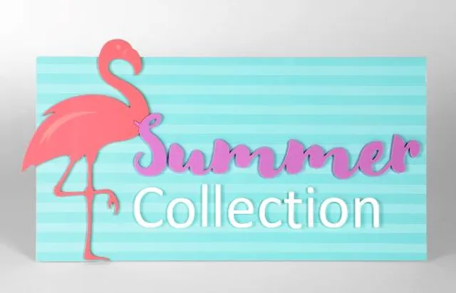 Wycinany laserowo akrylowy napis z flamingiem i napisem Summer Collection wykonany przy użyciu wycinarki laserowej Trotec Laser.