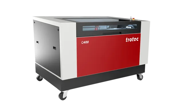 Máquina de corte láser de CO₂ Trotec Q400 con superficie de trabajo cerrada sobre base de ruedas