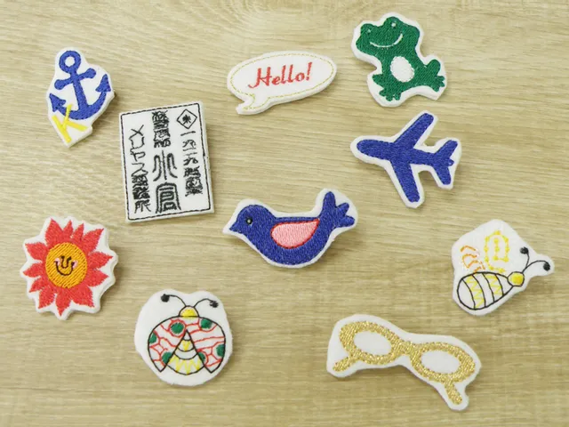 トロテック・SpeedyシリーズCO₂レーザーカットに最適な木製のカラフルな刺繍ワッペン。