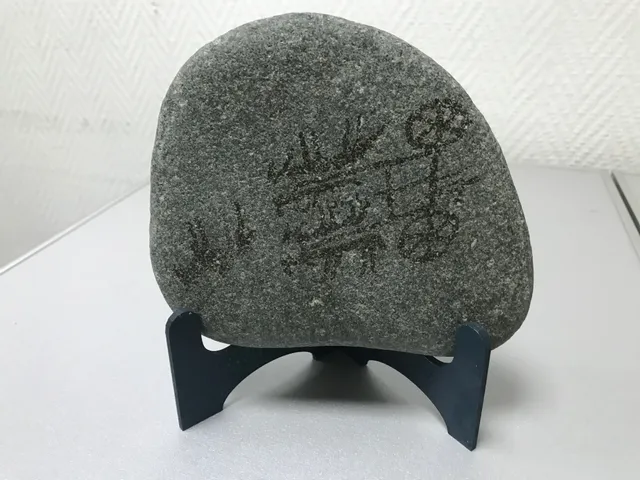 Mit der Lasergraviermaschine der Speedy-Serie von Trotec mit Symbolen gravierter Stein