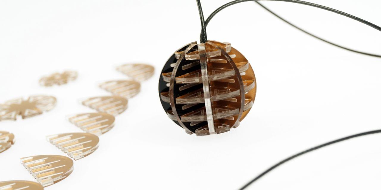 Découpe laser d’un pendentif en acrylique
