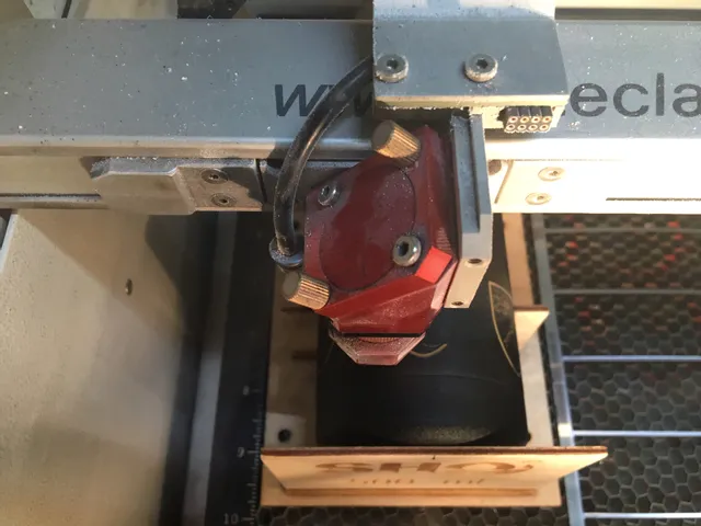 Taglierina laser Trotec serie Speedy CO₂ che incide lastre di legno con modulo lente di precisione