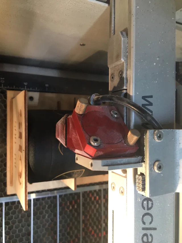 Trotec Speedy Serie CO₂ Laserschneider graviert Holzplatten mit Präzisionslinsenmodul