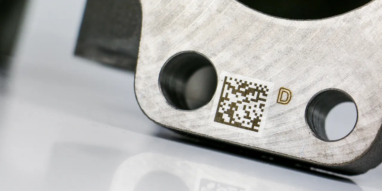 Trotec SpeedMarker lazer markalama makinesi tarafından oluşturulan Veri Matrisi kodlu metal bileşen