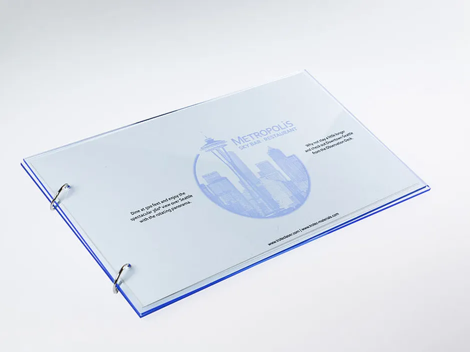 トロテックCO₂レーザーカッターで作成したレーザー彫刻機によるアクリルメニューで、モダンなレストランを演出