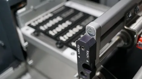 Znakowarka laserowa Trotec SpeedMarker grawerująca płyty seryjne z wysoką precyzją.