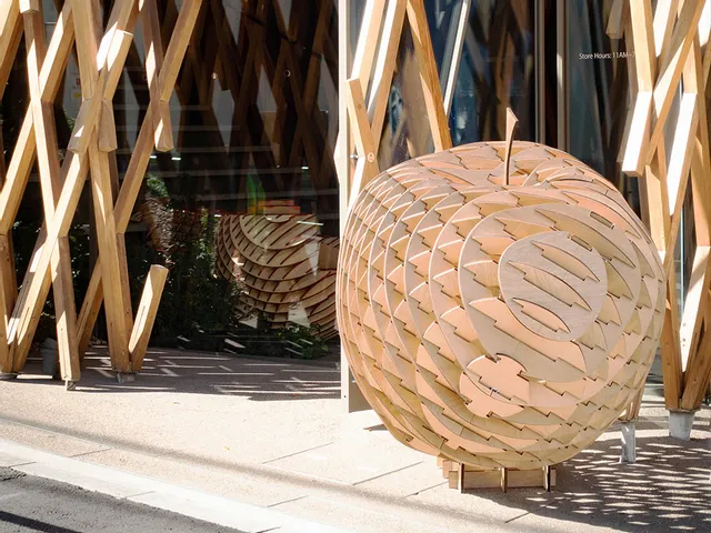 サニーヒルズ（パイナップルケーキ店）のりんごオブジェ（隈研吾建築都市設計事務所制作）