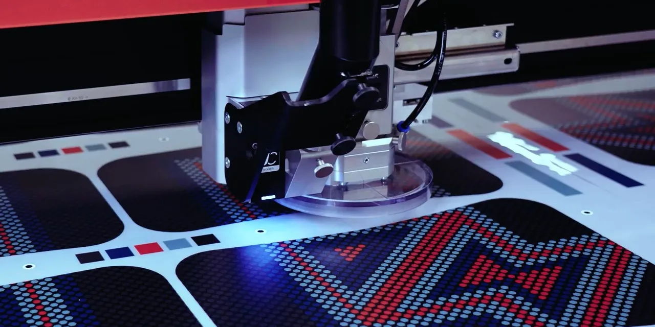 Trotec lasersnijmachine verwerkt bedrukte plaat met hoge precisie met behulp van camerageleid snijsysteem