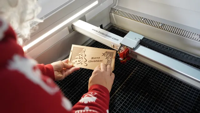 Trotec Speedy series laser cutter engraving wooden Merry Christmas sign (placa de Feliz Natal em madeira)