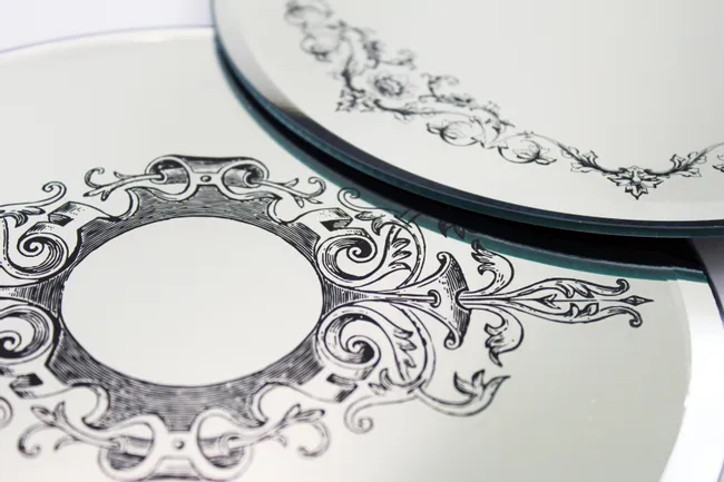 specchio con incisione laser