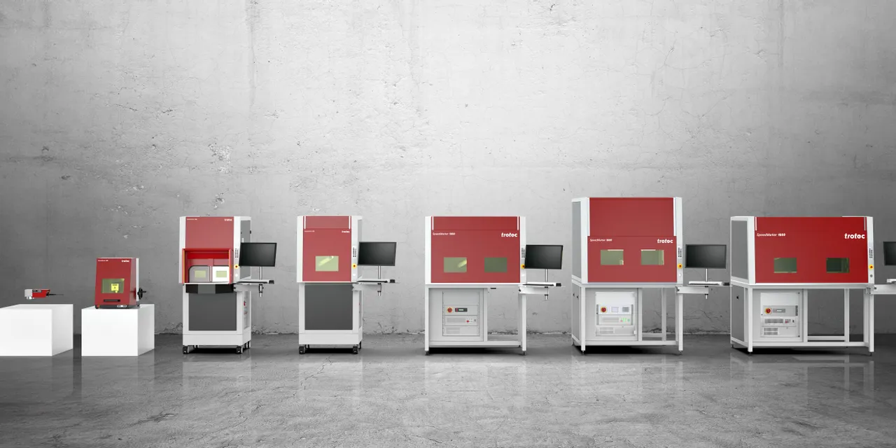 Gama de máquinas de marcado láser SpeedMarker de Trotec con carcasas rojas y monitores integrados