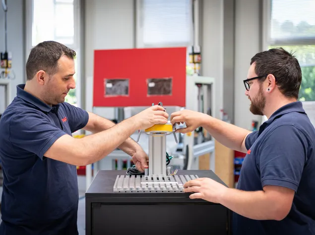 技术人员在生产车间组装卓泰克激光打标系统组件