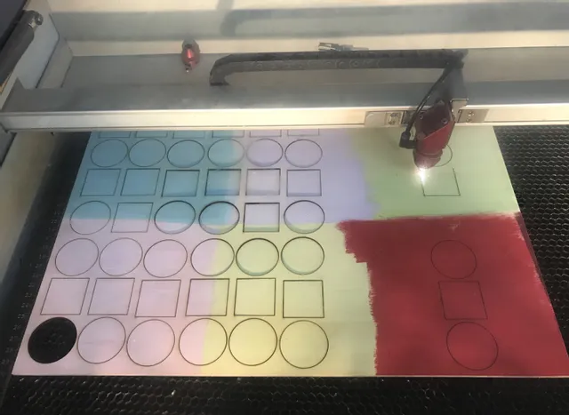 レーザー加工の様子を見つめる小学生（芝浦工業大学のワークショップ）