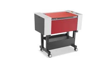 Maszyna do grawerowania laserowego Trotec Speedy 100 CO₂ na mobilnym stojaku.