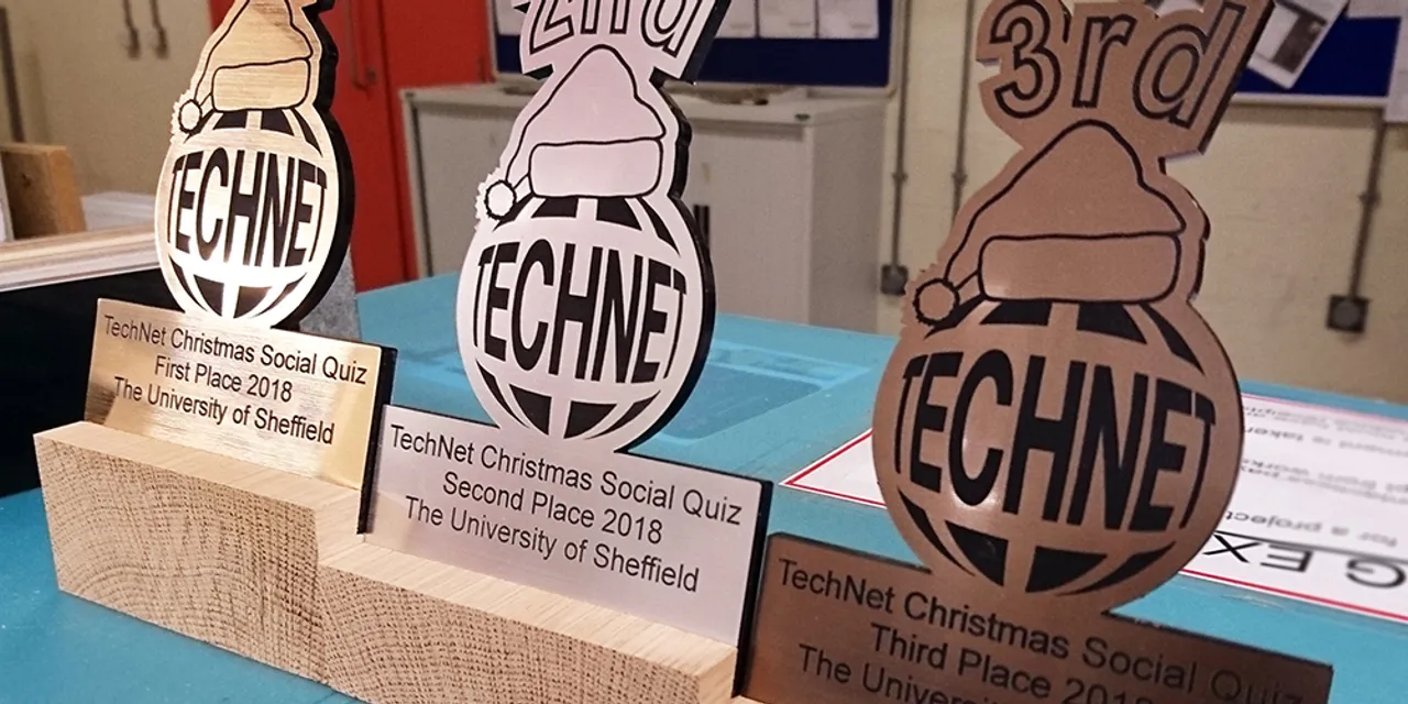 Lasergeschnittene Holztrophäen für das TechNet-Quiz, hergestellt mit einer Lasergraviermaschine von Trotec CO₂