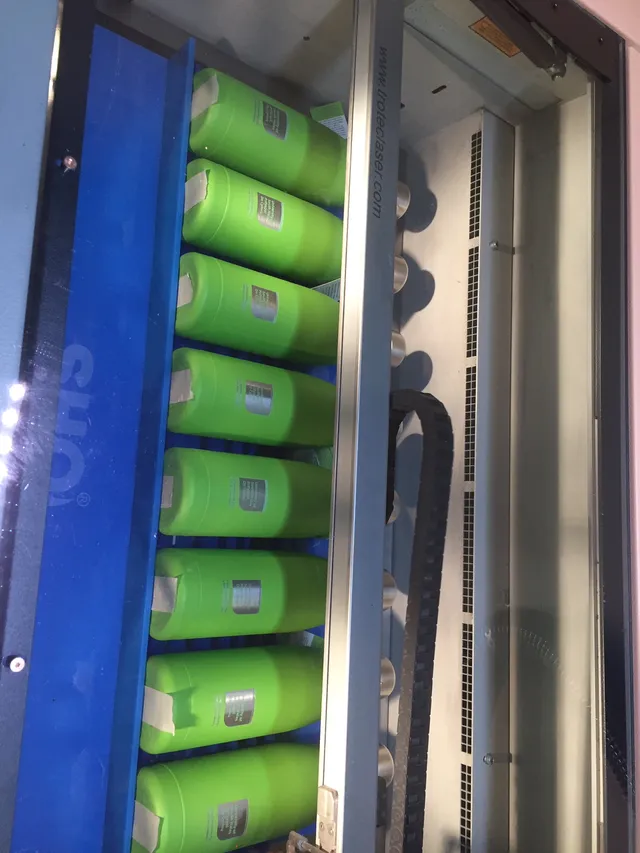 Groene bekers in batch gegraveerd met Trotec lasermarkeermachine