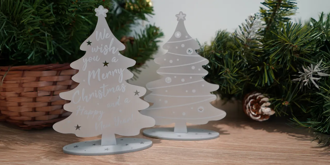 Lasergeschnittener Christbaumschmuck aus Acryl, hergestellt mit einem Trotec Laserschneider
