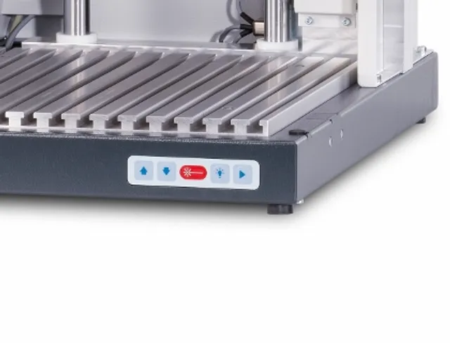 Kontrol düğmeleri ve alüminyum çalışma alanı ile Trotec lazer makinesi tabanı