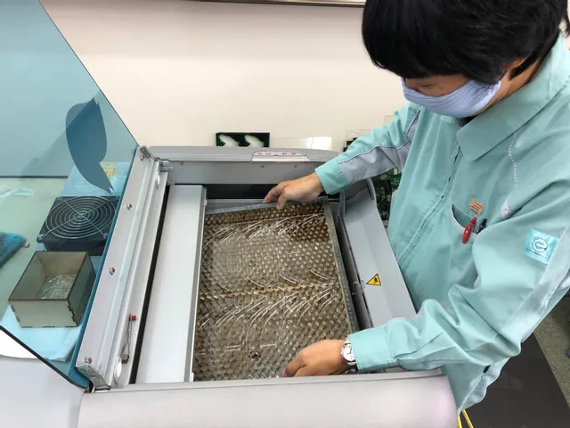 レーザー加工の様子：兵庫県立姫路工業高等学校