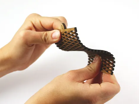 トロテックのレーザーカッターでカットされた柔軟な木製メッシュ。