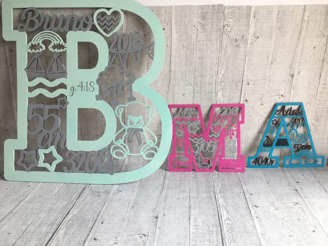 Litery akrylowe cięte na zamówienie z wygrawerowanymi danymi narodzin dziecka za pomocą wycinarki laserowej Trotec.