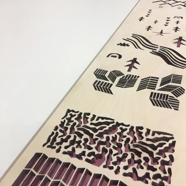 Panneau en bois découpé au laser avec des motifs abstraits à l'aide de la machine de découpe laser Trotec CO₂.