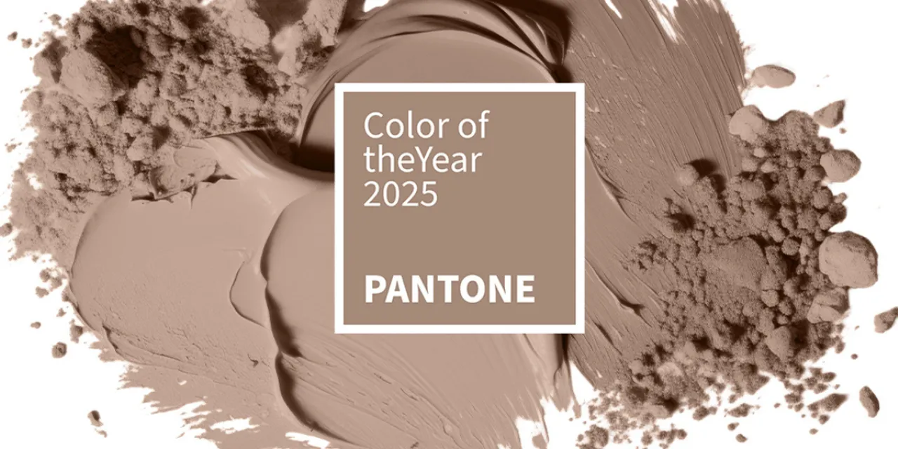 Pantone Farbe des Jahres 2025 mit braunem Pulver und Farbschmierereien in Textur