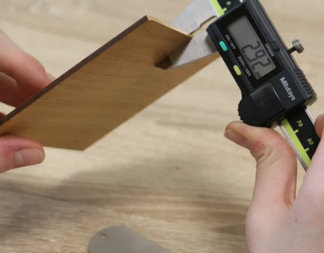 Medición del grosor de la pieza de madera cortada con láser para la precisión del grabado láser Trotec