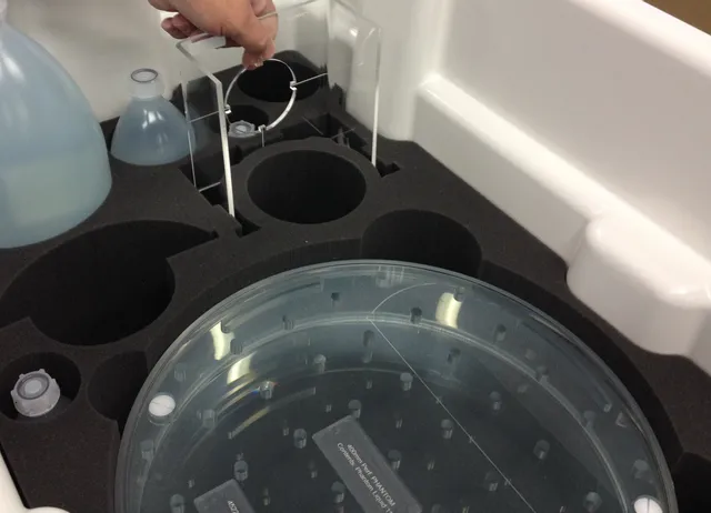 Hand platziert Acrylteil in Schaumstoffausschnitt für Lasergravieren mit Trotec CO₂ Lasersystem