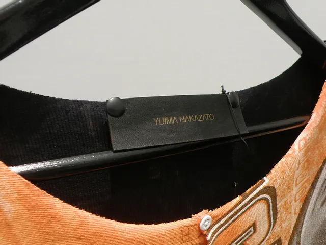 Lasergraviertes Etikett aus schwarzem Leder auf einem Designer-Kleidungsstück, erstellt mit einem Laserschneider von Trotec