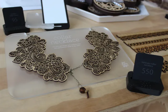collana con colletto in legno tagliato al laser