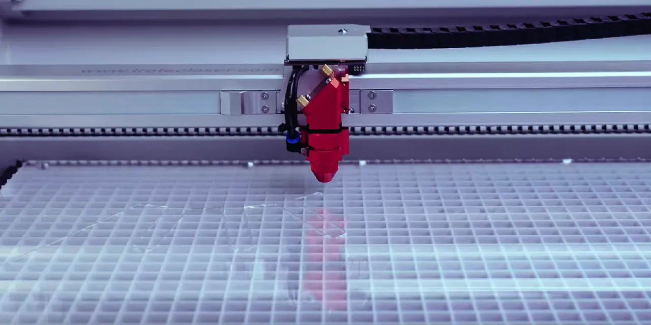 Trotec Laserschneider der Speedy-Serie graviert Acrylplatten mit Präzisions-CO₂-Laser