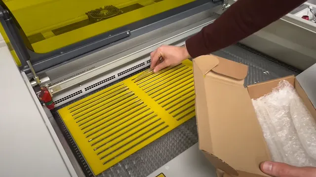 Préparation de la plaque acrylique jaune pour la gravure dans la machine de découpe laser Trotec