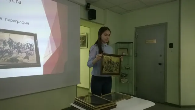 Student präsentiert Holzgravur-Kunstwerk während des Seminars für Pyrographie und Lasergravieren